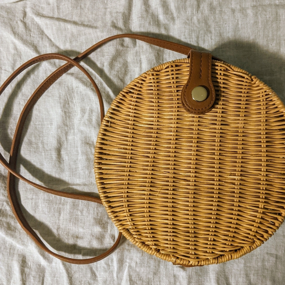 Round crossbody bag